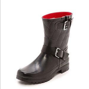 SPERRY’s black quilted shortie rain boots